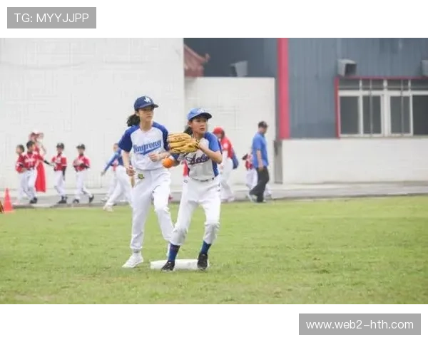 软式棒垒球对场地要求宽松，适合校园开展